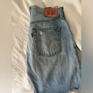 Levi 501 Jean midlenght Shorts.